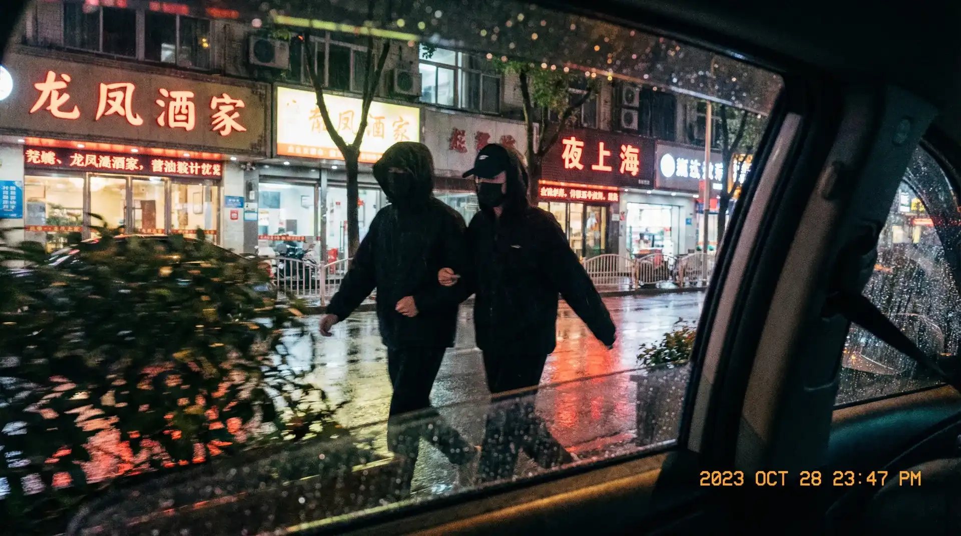 一言不合就扑倒 - 顶流明星深夜密会现场抓拍照片